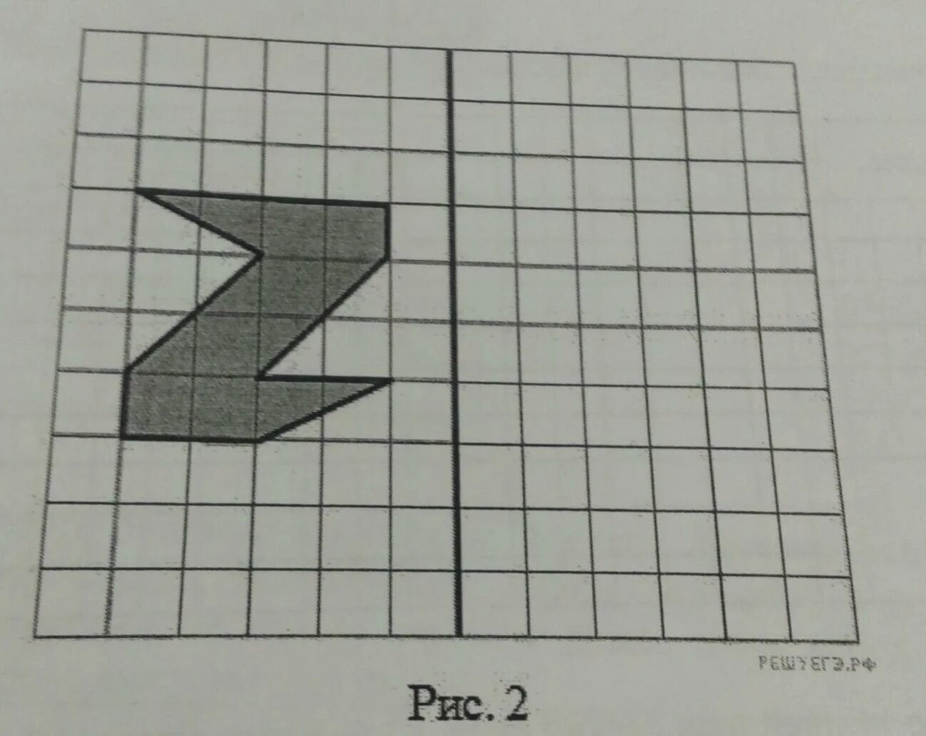 На рисунке 1 на клеточной бумаге изображены. Фигурки на клетчатой бумаге. Фигуры на клетчатой бумаге. Симметричные фигуры на клетчатой бумаге. Клетчатая бумага.