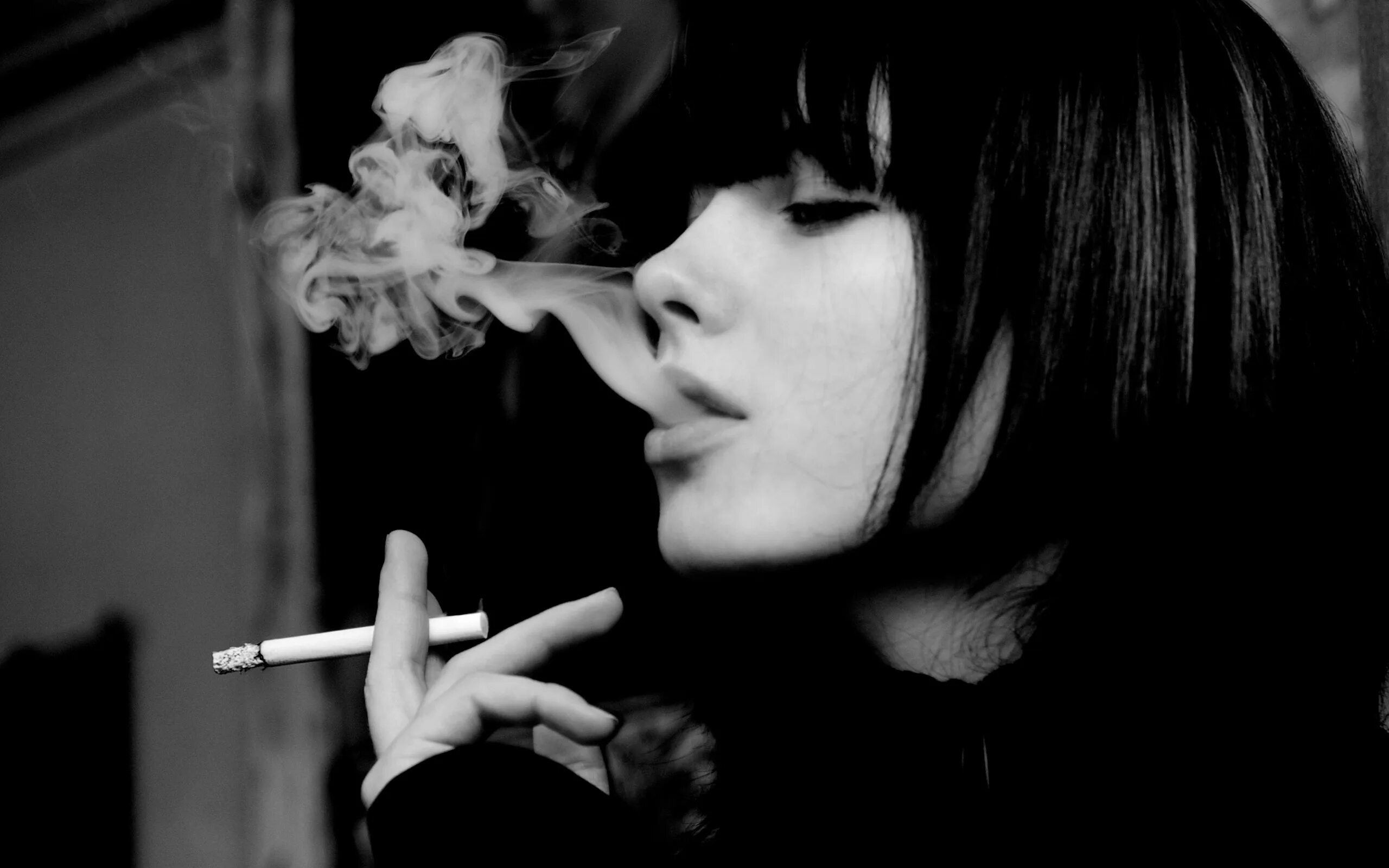 Курим на пополам. Наташа Булатенко модель. Курящая девушка. Красивая курящая девушка. Девушка с сигаретой.