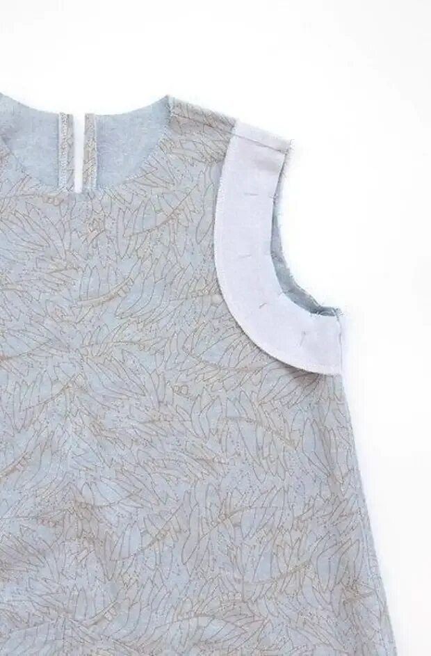 Обработка рукава проймы в изделиях без рукавов обтачкой. Обработка пройм и горловины в изделиях без рукавов и воротника. Обработка проймы без рукава. Обработка срезов проймы косой бейкой. Обработка проймы рукава косой бейкой.