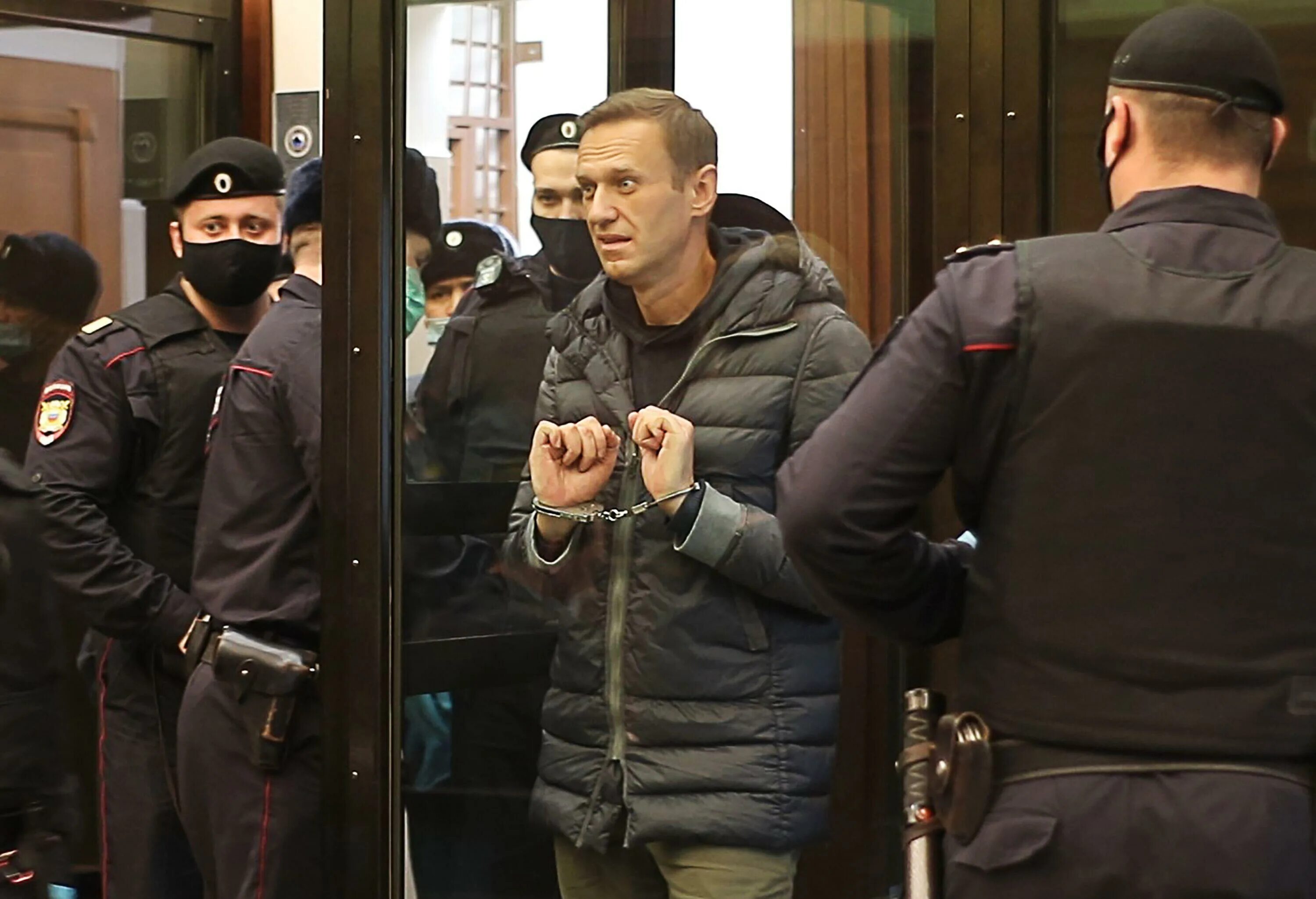 Навального видео показать. Навальный в суде 2021.