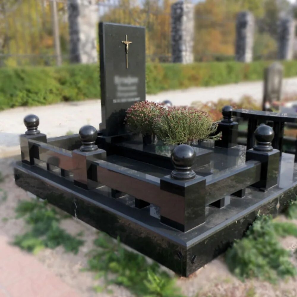 мемориальные комплексы из гранита габбро и лианозовский.