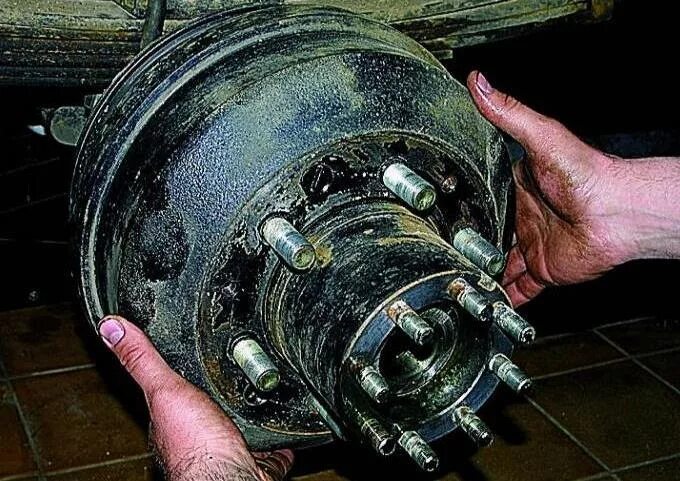 Тормозной барабан моста заднего. Ступица заднего моста газель. задние подшипники газель 2705. регулировка задних тормозных колодок газель. шпилька заднего колеса газ 3308.