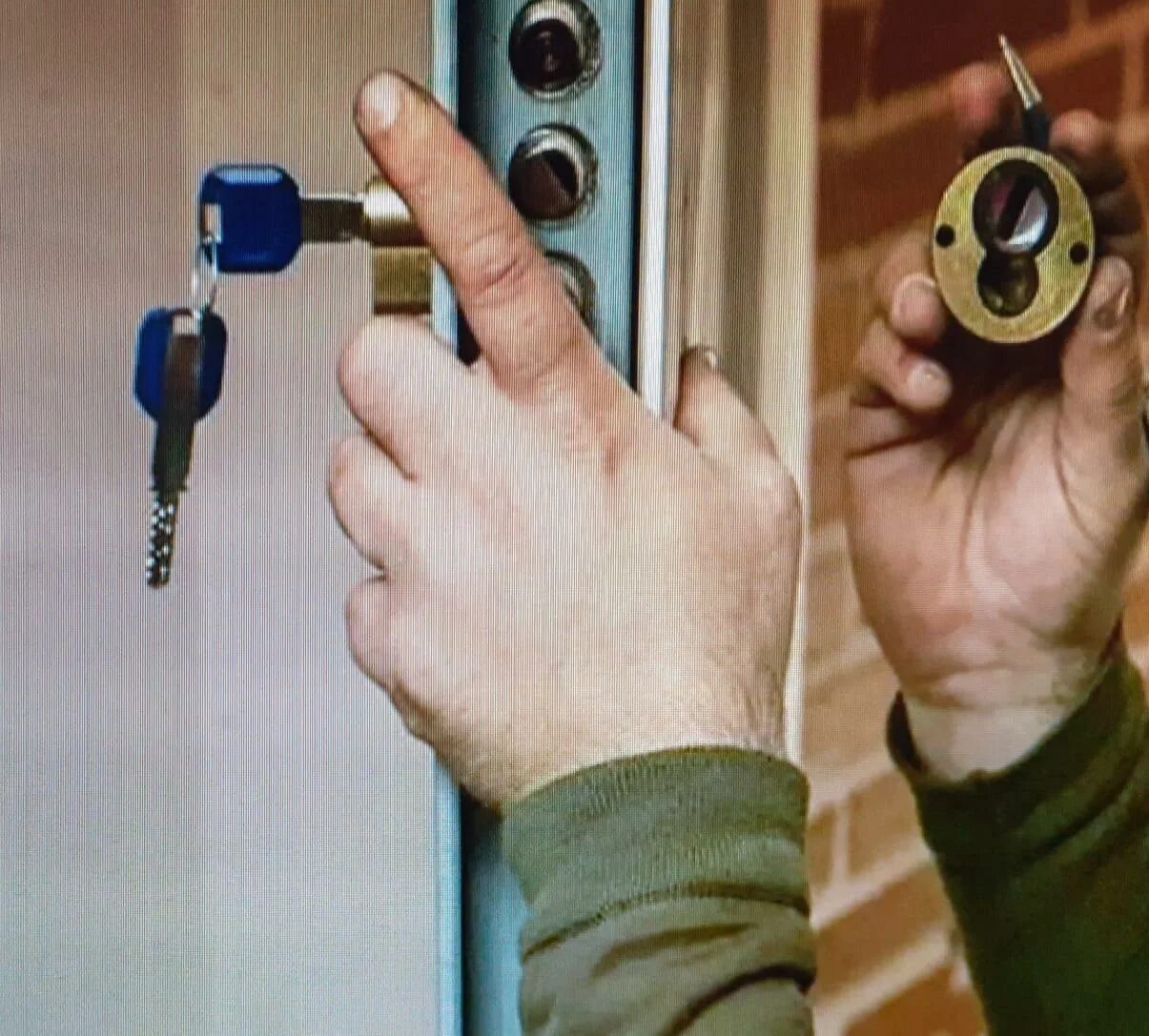Замена дверных замков в квартире москва. Вскрытие замков. Замена дверных замков в квартире москва. Разборка замка в пластиковую дверь. Врезка замка.