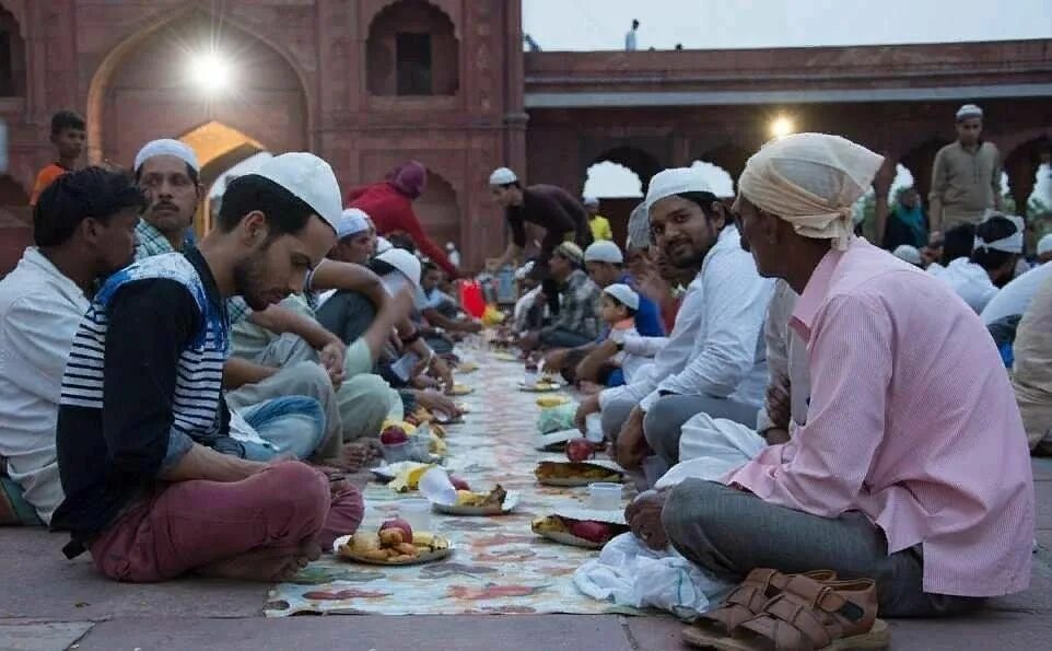 В рамадан заковываются шайтаны. Рамадан. Первый ифтар. Рамадан в Пакистане.