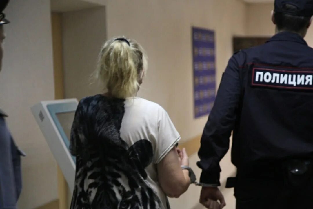 Арестованные девушки в полиции. Полицейские арестовывают девушку. Полицейский задерживает девушку. Полицейские арестовывают девушку. Полицейские арестовывают девушку.