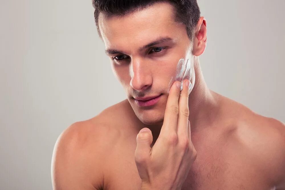 Крем для мужчин после 40. Красивая мужская кожа. Мужчина после бритья. Красивая кожа мужчины. Мужская кожа лица.