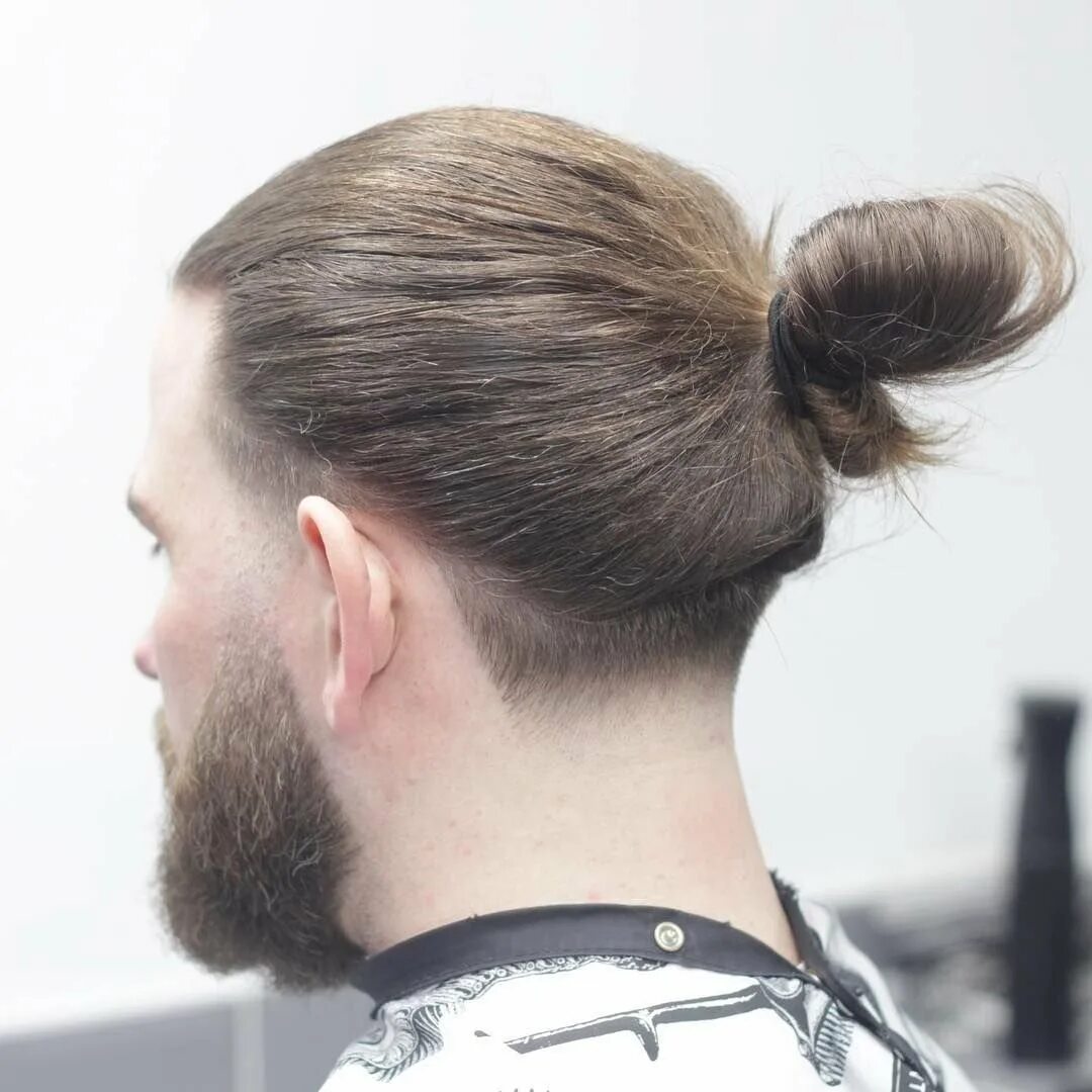 Мужской хвостик на затылке. Андеркат man bun. Топ кнот андеркат. Стрижка man bun мужская андеркат. Мэн бан + андеркат.