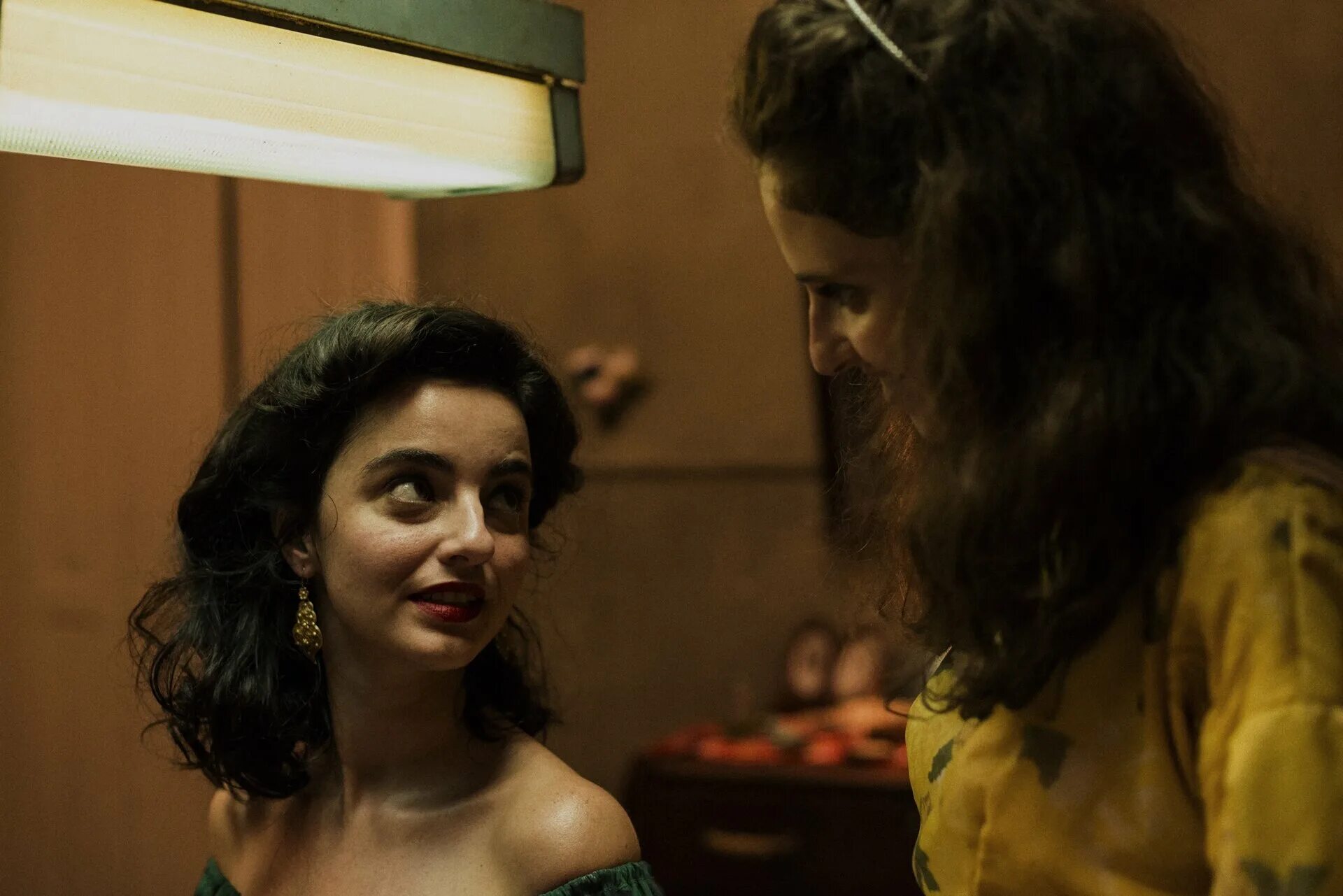 Незаметная жизнь. Невидимая жизнь эвридики (2019). Тень от человека. Жулия стокклер. Невидимая жизнь эвридики фильм.