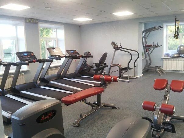 Вертолетный гольф. Тренажерный зал конаково. Фитнес клуб хиллс. Тренер скай фитнес. Конаково проспект ленина.