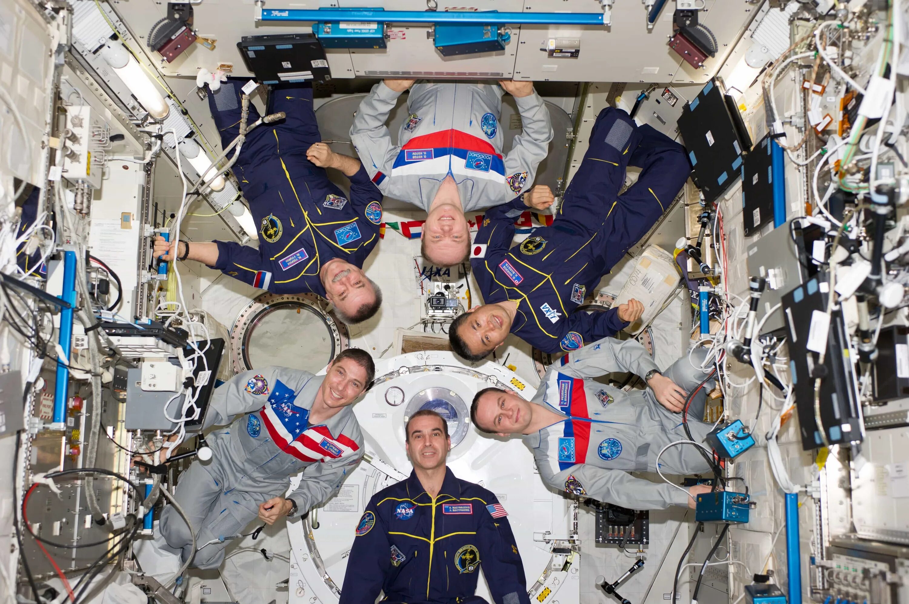 Российские космонавты находящиеся в космосе. Космонавт в космосе. Космонавты на МКС. Космонавты на станции. Российские космонавты на орбите.