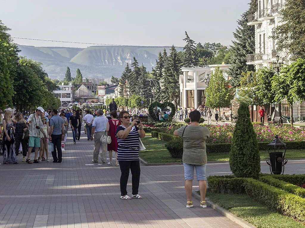 Курортный бульвар в Кисловодске на Ленина. Пятигорск Курортный бульвар. Гид Ахмад Кисловодск. Кисловодск туристы.