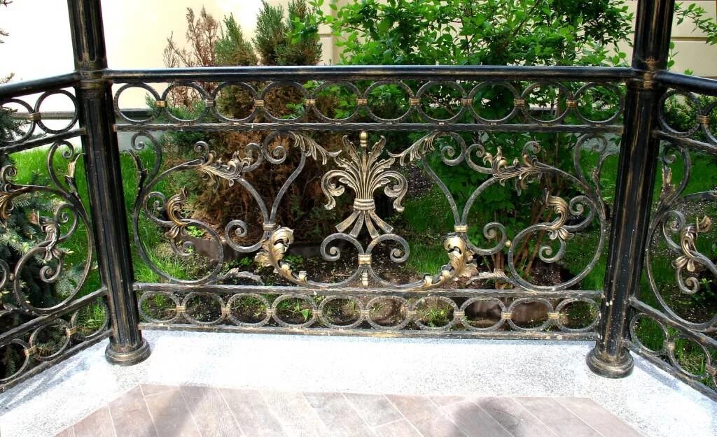 Металл кованые ограждения палисадники. Кованые перила ангелины прудниковой. Художественные изделия из металла. Штампованные листы для дверей. Художественная ковка перила.