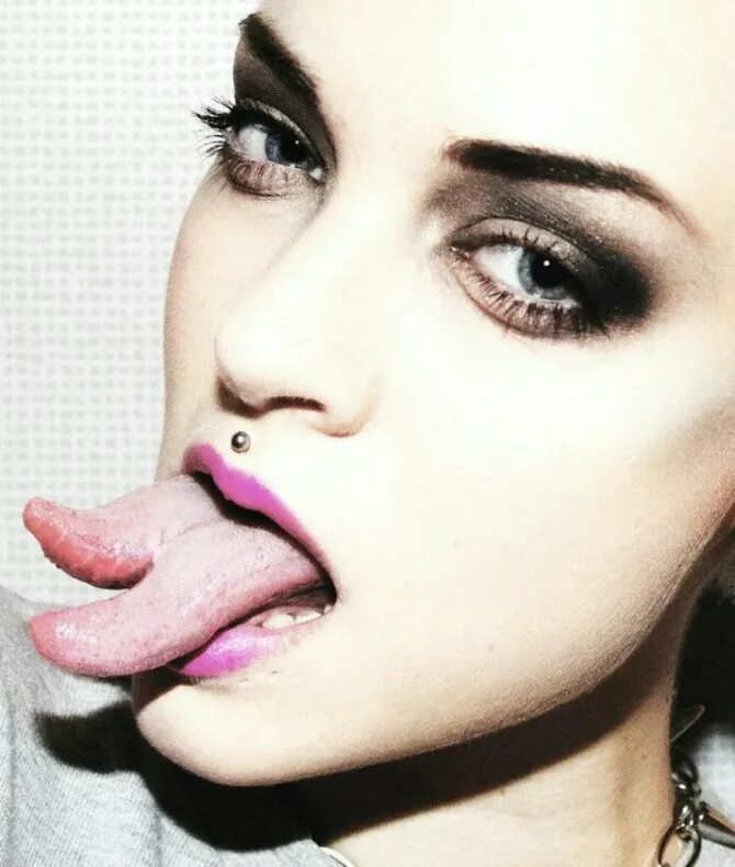 Девушки с пирсингом и татуировками. Девушки со сплитом. Девушки со сплитом. Девушка с раздвоенным языком. Макияж фриков.
