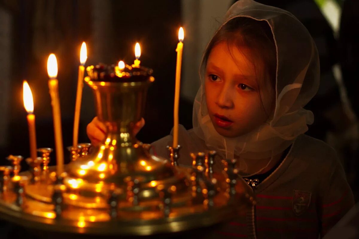 В церкви горят свечи. Свечи в храме. Свеча православная. Горящая свеча в храме. Горящие свечи в церкви.