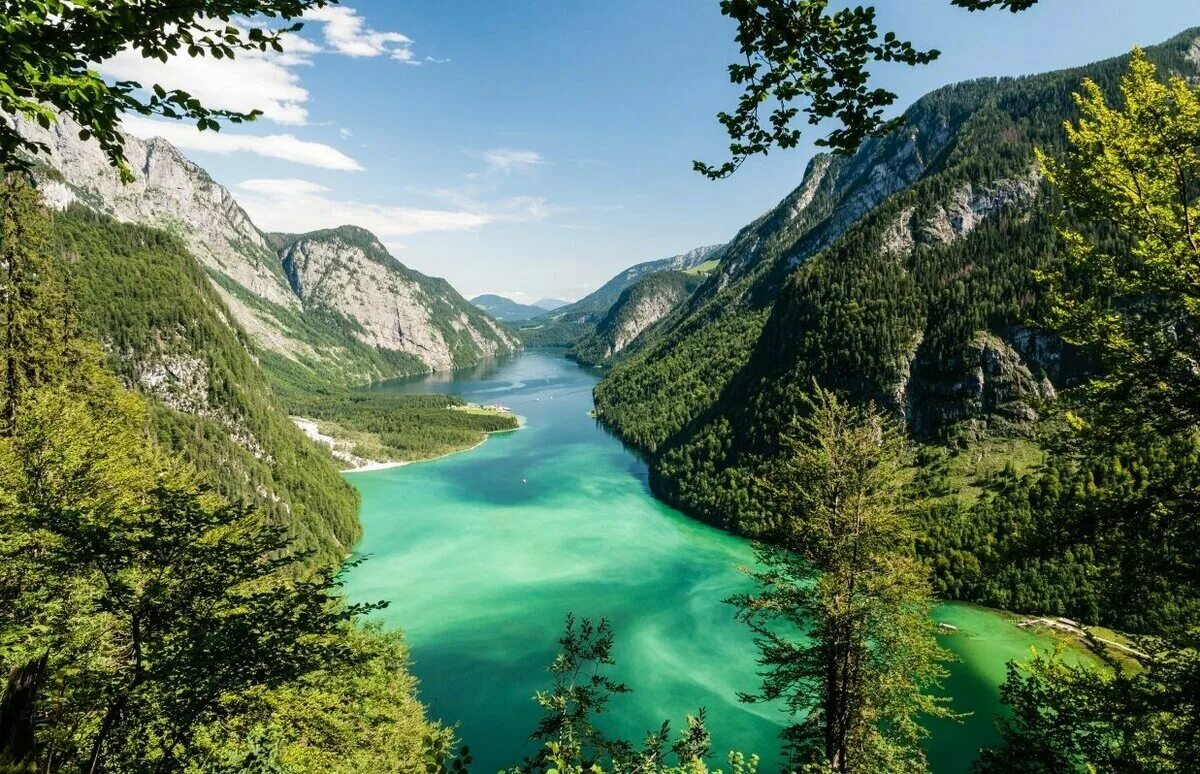 Озеро кенигзее германия. Озеро кенигзее германия. Германское озеро. Озеро кёнигсзе, германия. Берхтесгаден озеро кенигзее.