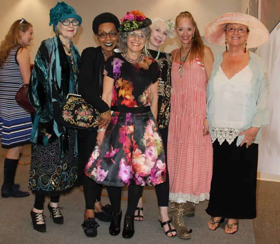 старушка поет. молодая айрис апфель. бабушки на лавочке. подруги в старости. пенсионерки на лавочке.