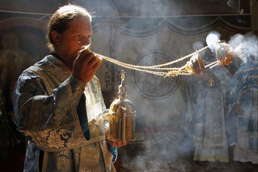 Что значит кадило. Фимиам кадило. кадило в храме фимиам. кадило иерусалим. кадило православной церкви литургия.