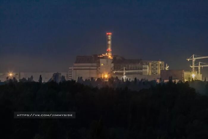 Свечение в чернобыле после взрыва. ЧАЭС. Чернобыль ЧАЭС ночью. Атомная станция ЧАЭС ночью. Чернобыльская АЭС сияние.