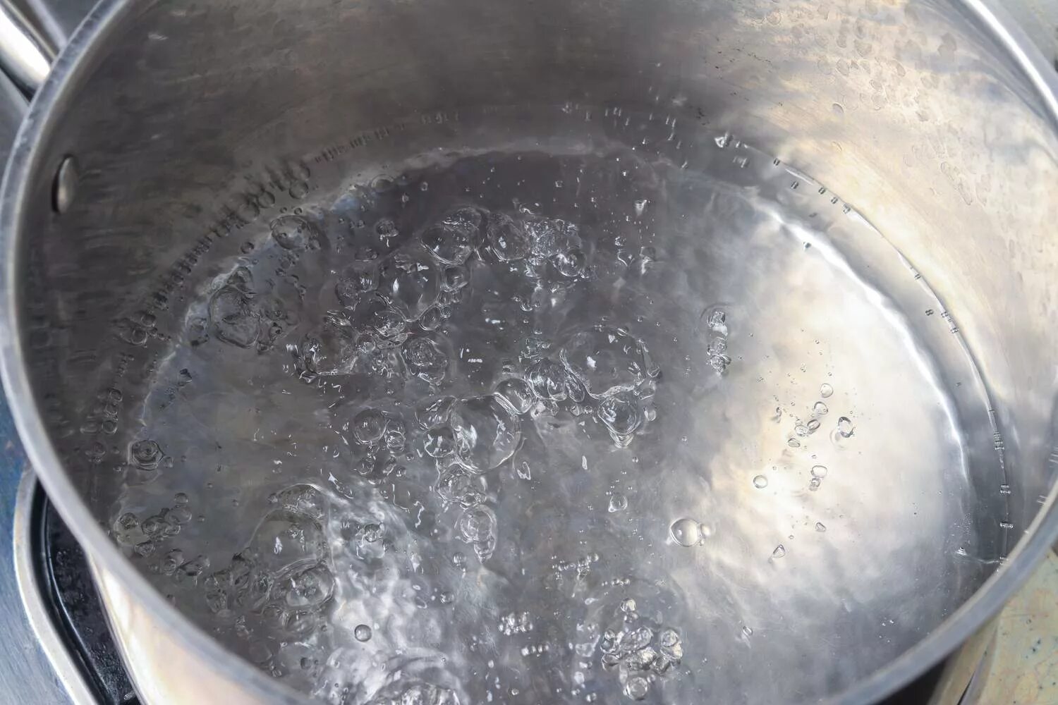 Вода в кастрюле фото. Металл в кипящей воде. закипание воды от формы кастрюли. кипение воды и серной. как понять что вода закипела.