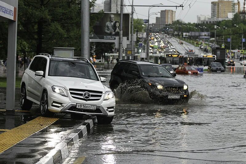 ливень потоп. последствия дождя. дождь летом. курск центральный рынок после ливня. новосибирск жара 2022.