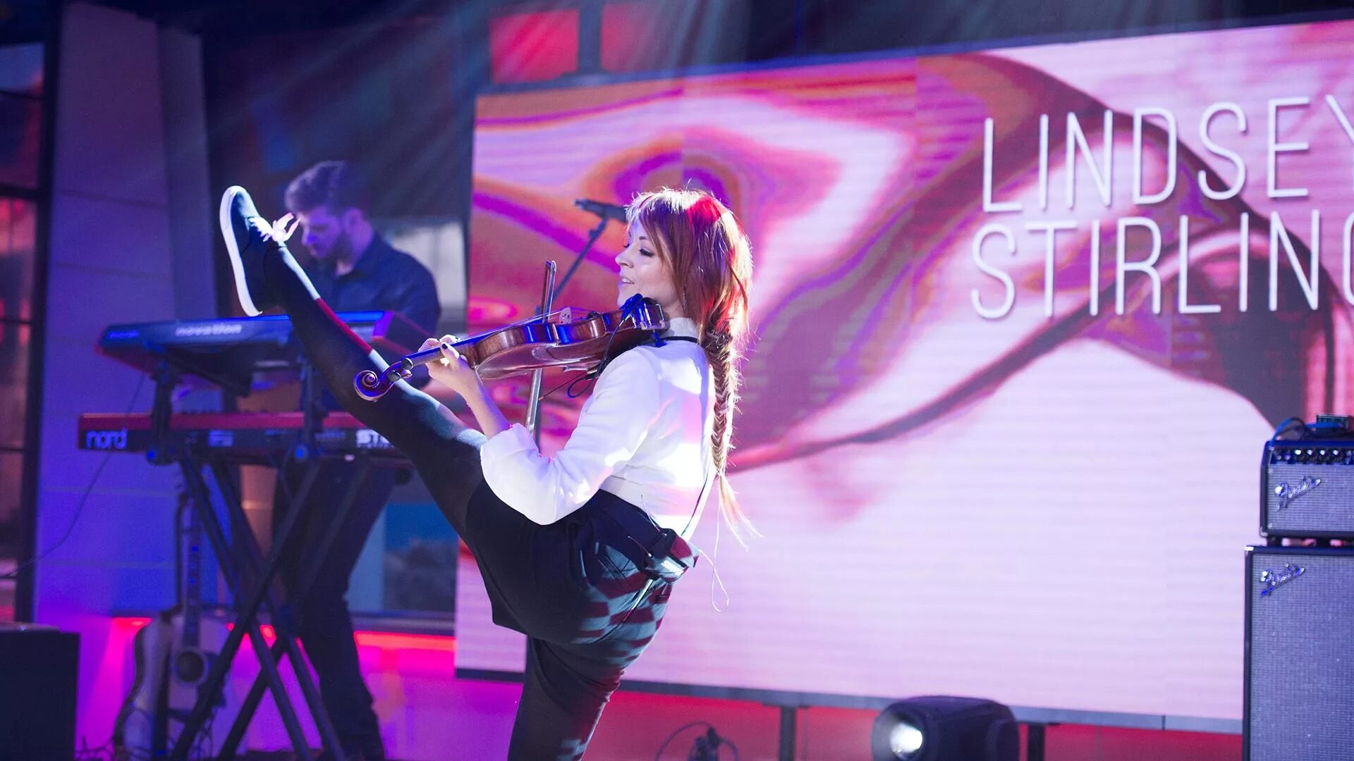 Lindsey stirling arena. Линдси Стирлинг на сцене фото. Lindsey Stirling hot. Lindsey Stirling - the Arena.