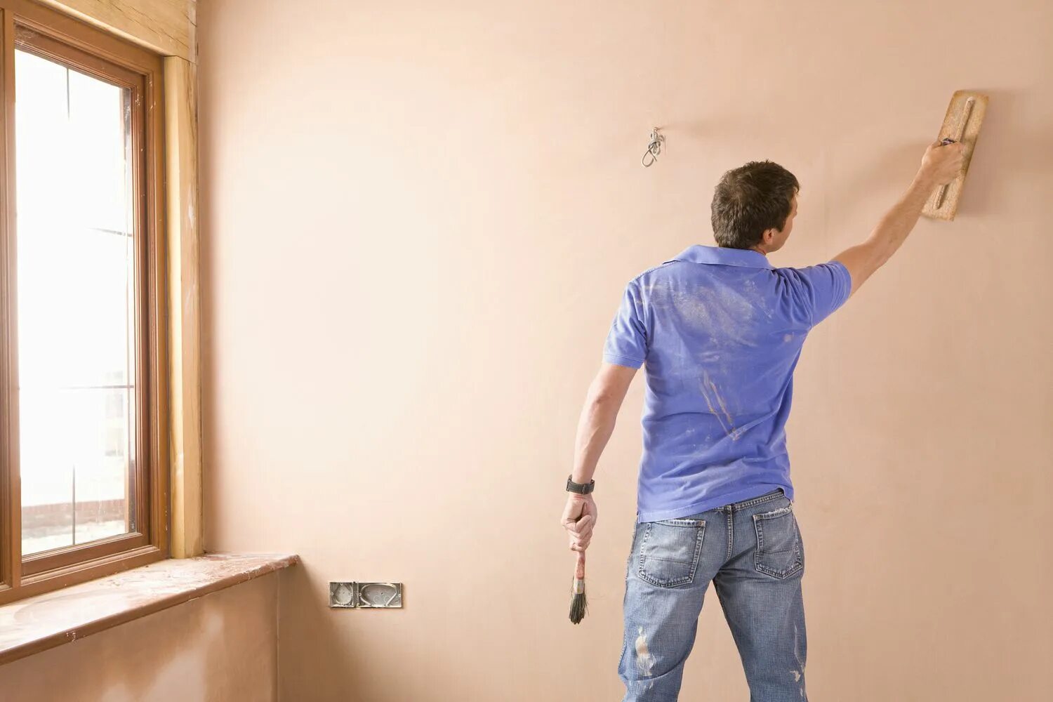 Шпаклевка поверхности стен. Штукатурка стен. plasterer. квадратный метр штукатурка под обои. wall plastering.