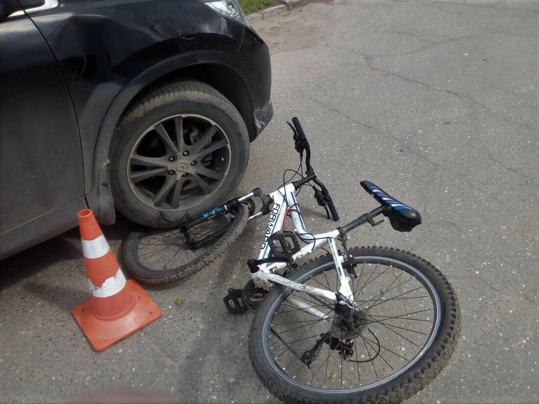 Велосипедист на трассе. Велосипедист попал под. Велосипедист попал под. Велосипедист попал под. Велосипедист попал под камаз.