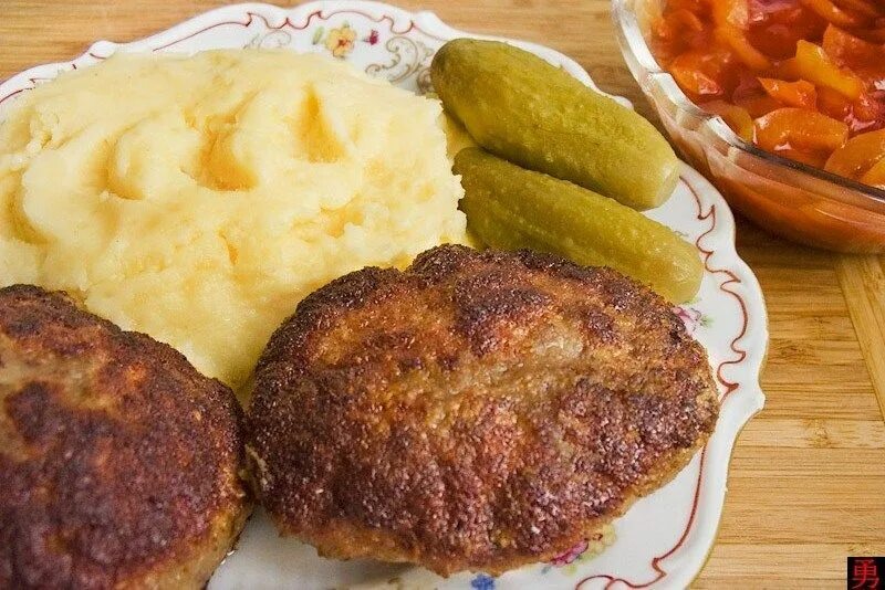 Картошка пюре с котлетой. Картофельное пюре с котлетой. картошка с котлетой. пюрешка с котлетой.