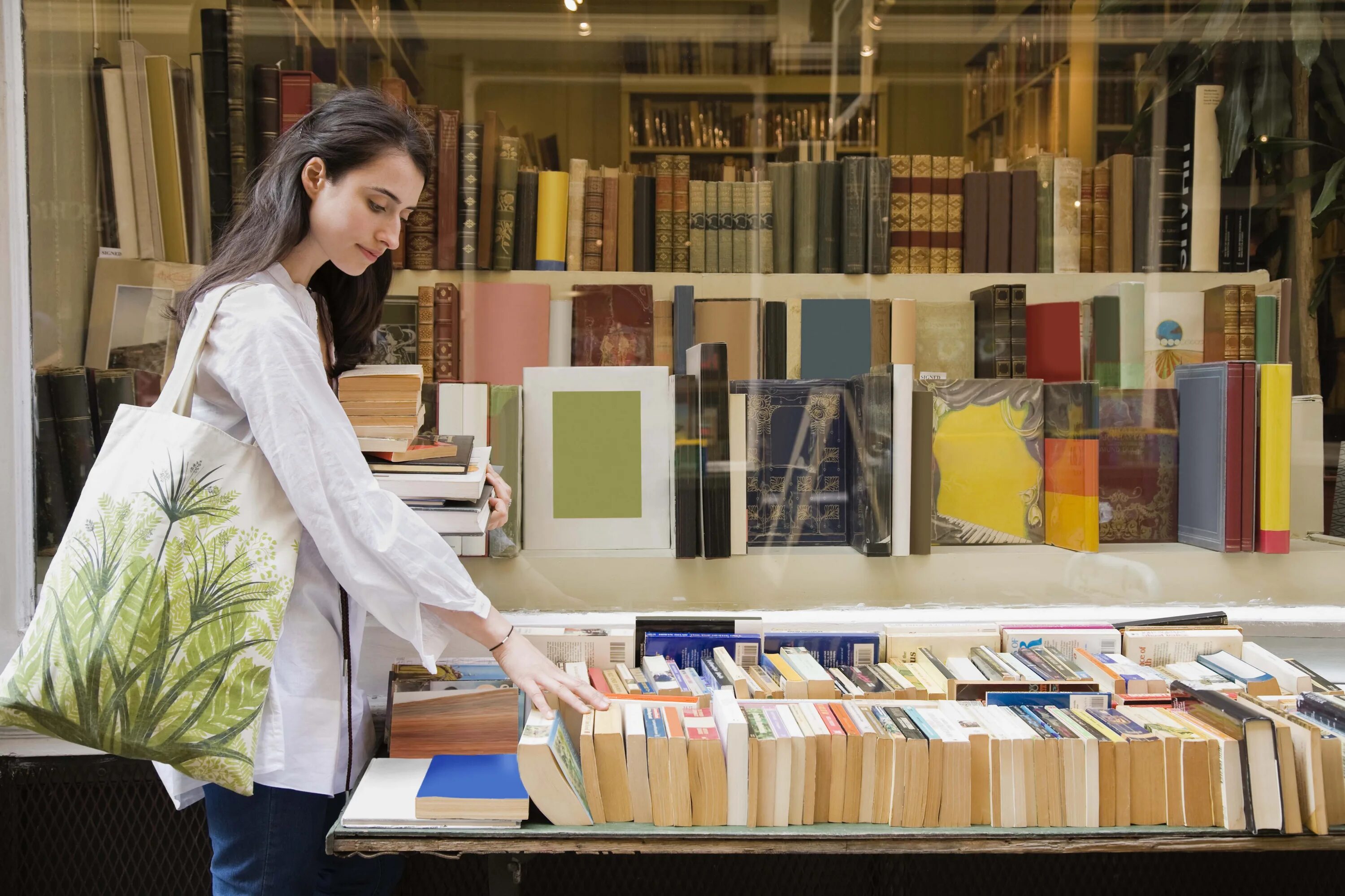 Люди в книжном магазине. Покупатели в книжном магазине. Покупатель в книжном. Продавец книжного магазина. The books in this shop are