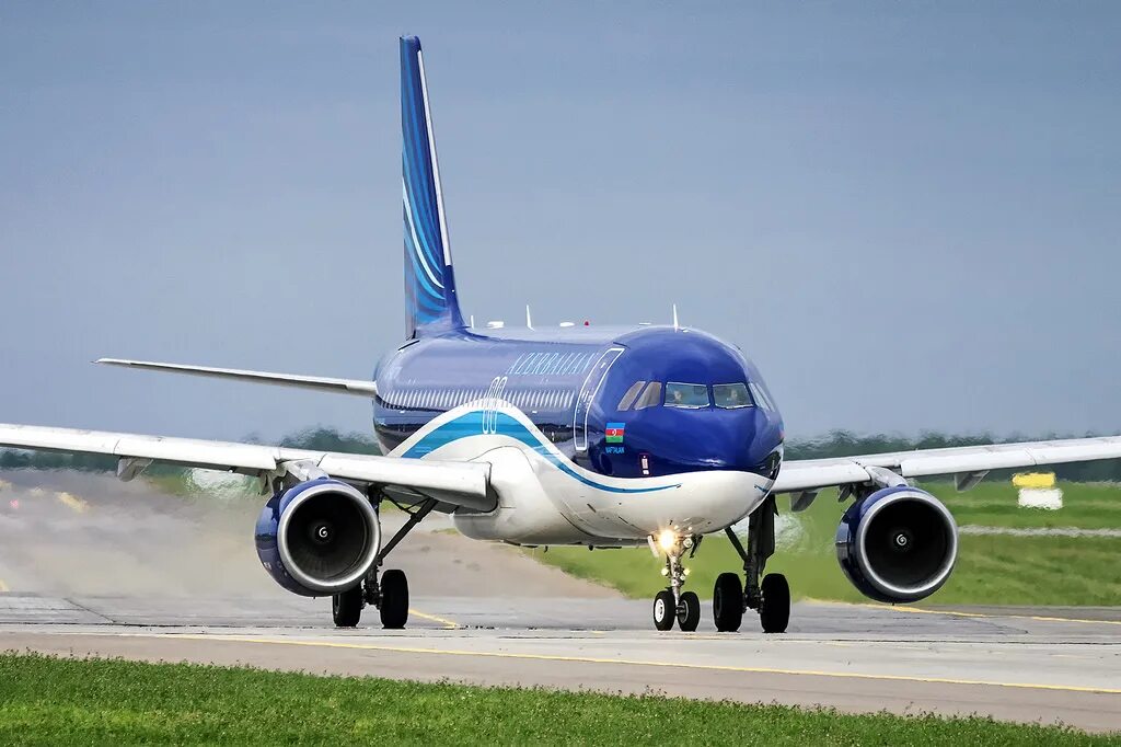 Сайт азал авиакомпания. Аэробус 320 AZAL. Airbus a320-214. Airbus a319 AZAL. Airbus a320 АЗАЛ.