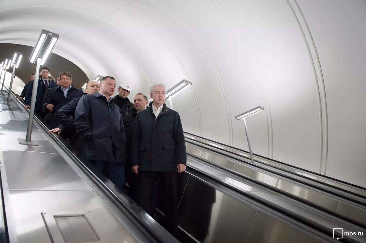Метро открывается новые станции. Ломоносовский проспект метро эскалатор. солнцевская линия метро станции. солнцевская линия поезда.