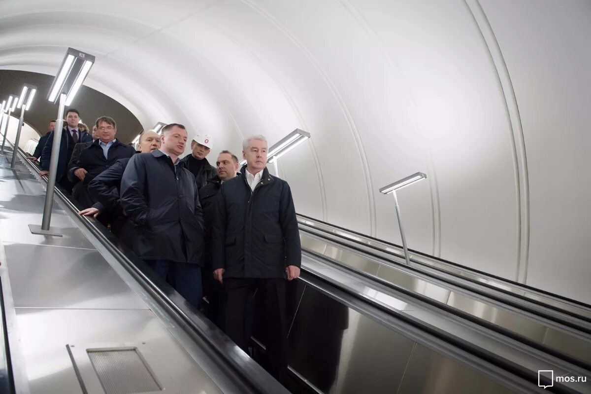 Новое открытое метро. Ломоносовский проспект метро эскалатор. Солнцевская линия метро станции. Солнцевская линия поезда.