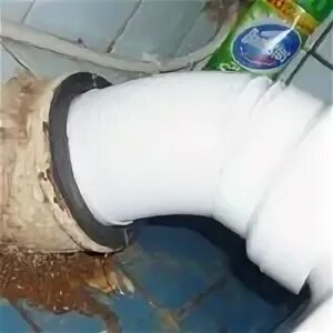Как вставить гофру в канализационную трубу. Гофра для унитаза в чугунную трубу. соединительная гофра для унитаза с канализацией. гофра для унитаза на чугунную трубу канализации.