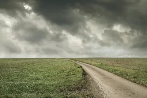 Дорога в пасмурный день