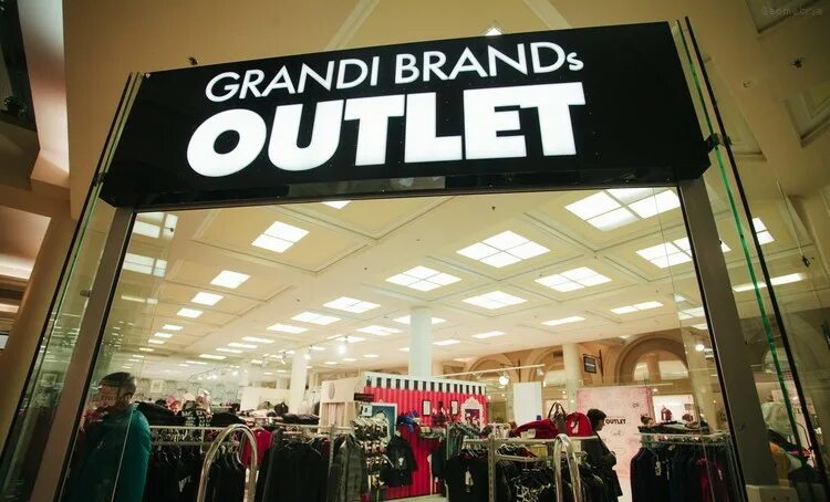 Магазин outlet. Outlet магазин. Outlet магазин одежды. Аутлет Санкт Петербург магазины одежды. Фирменный магазин аутлет.