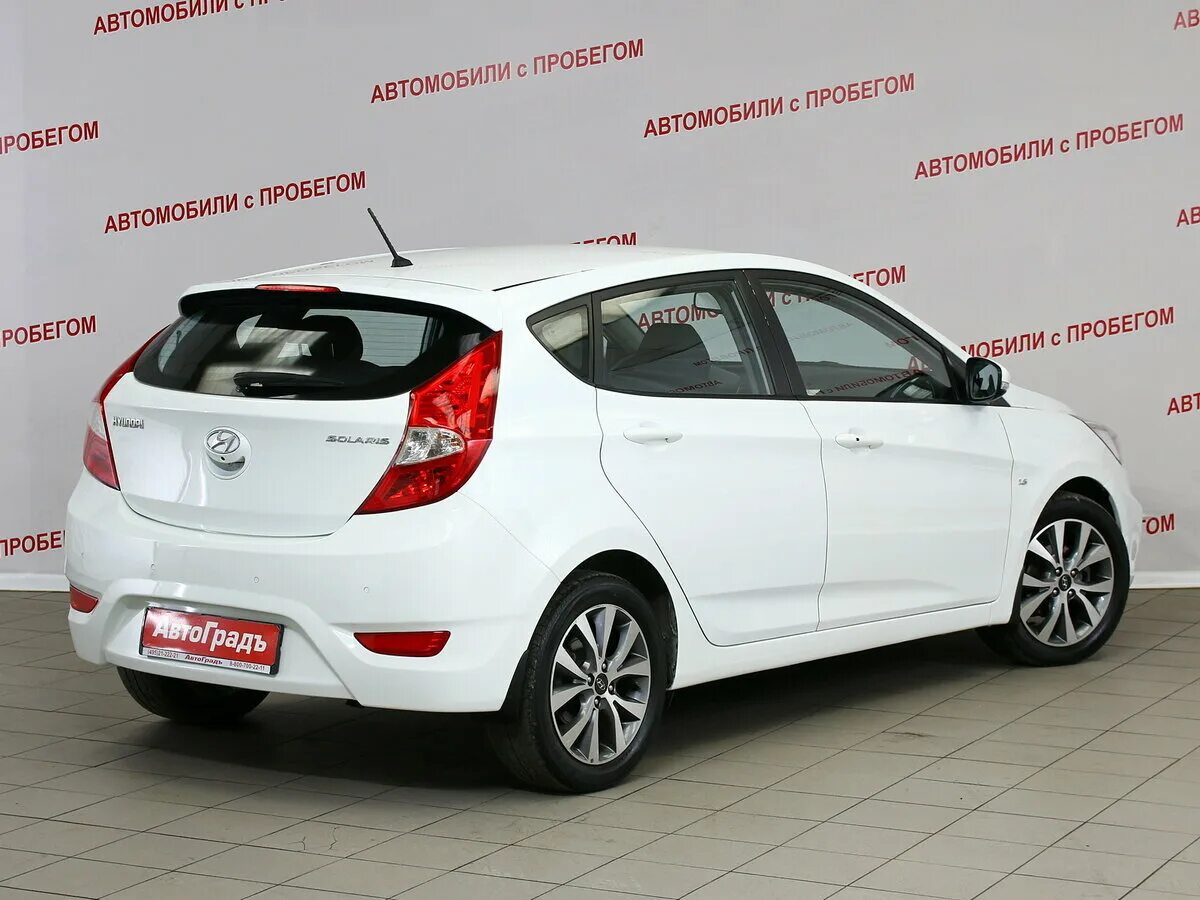 тойота ярис белая. автомобили с пробегом от официальных дилеров. в пленка солярис 2011 хэтчбек. форд фокус 2011 красный. хэтчбек с пробегом москве.