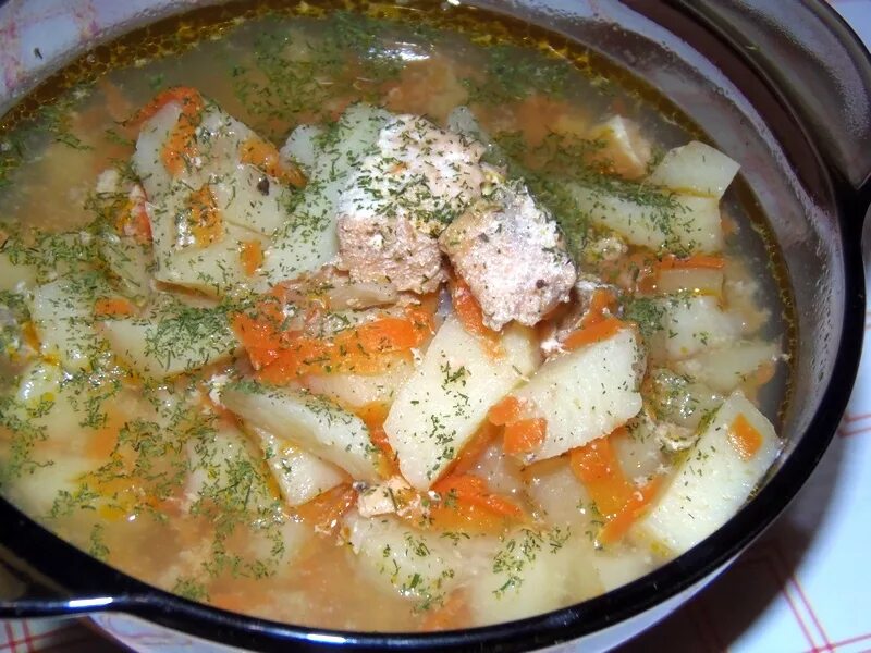 Суп из консервы в мультиварке. Уха. Суп с рыбой. Уха из рыбы. Рыбный суп в кастрюле.