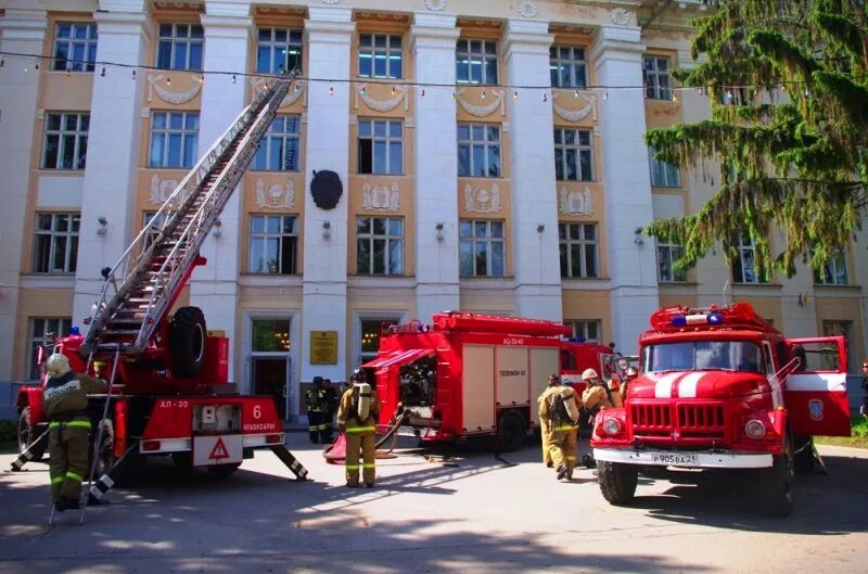 Пожар в здании с массовым пребыванием людей. Тушение пожаров в зданиях с массовым пребыванием людей. Здания с массовым пребыванием людей. ТЦ 11 пожарный.