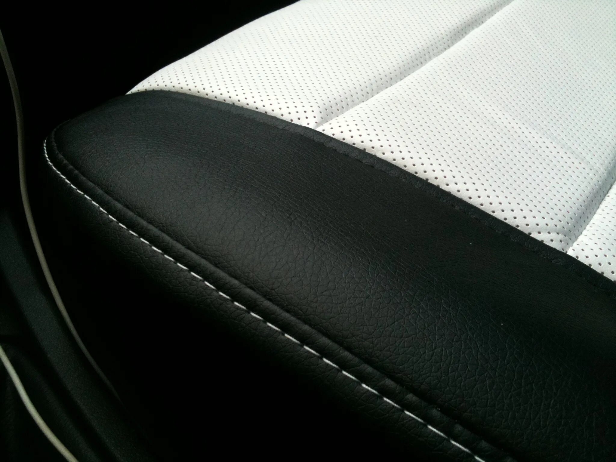 Экокожа на телефоне. Перетяжка подлокотника фольксваген джетта 6. 21015004102 обивка салона. Экокожа на телефоне. Экокожа на телефоне.