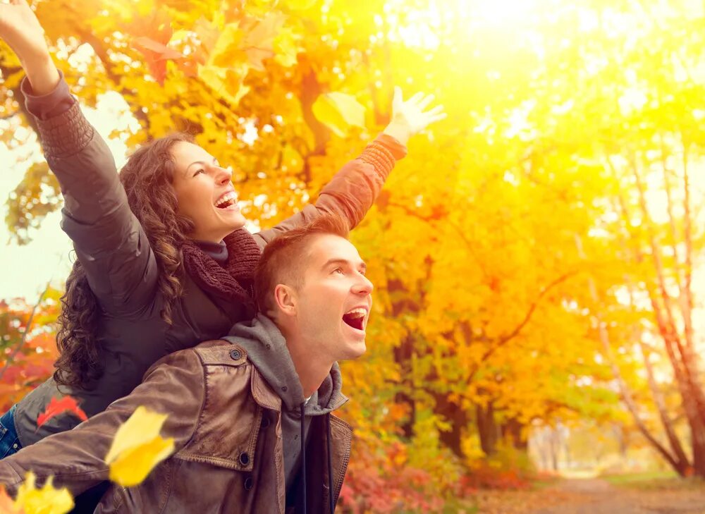 Осень радость. Осень люди. Счастливая девушка в осеннем парке. Радость осени счастье. Пара радуется