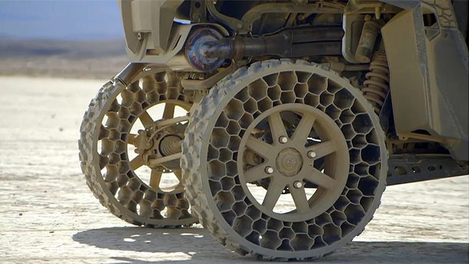 Колесо шагает. Безвоздушные шины Michelin. Безвоздушные шины Bridgestone. Безвоздушная резина Мишлен. Airless Tires Michelin.