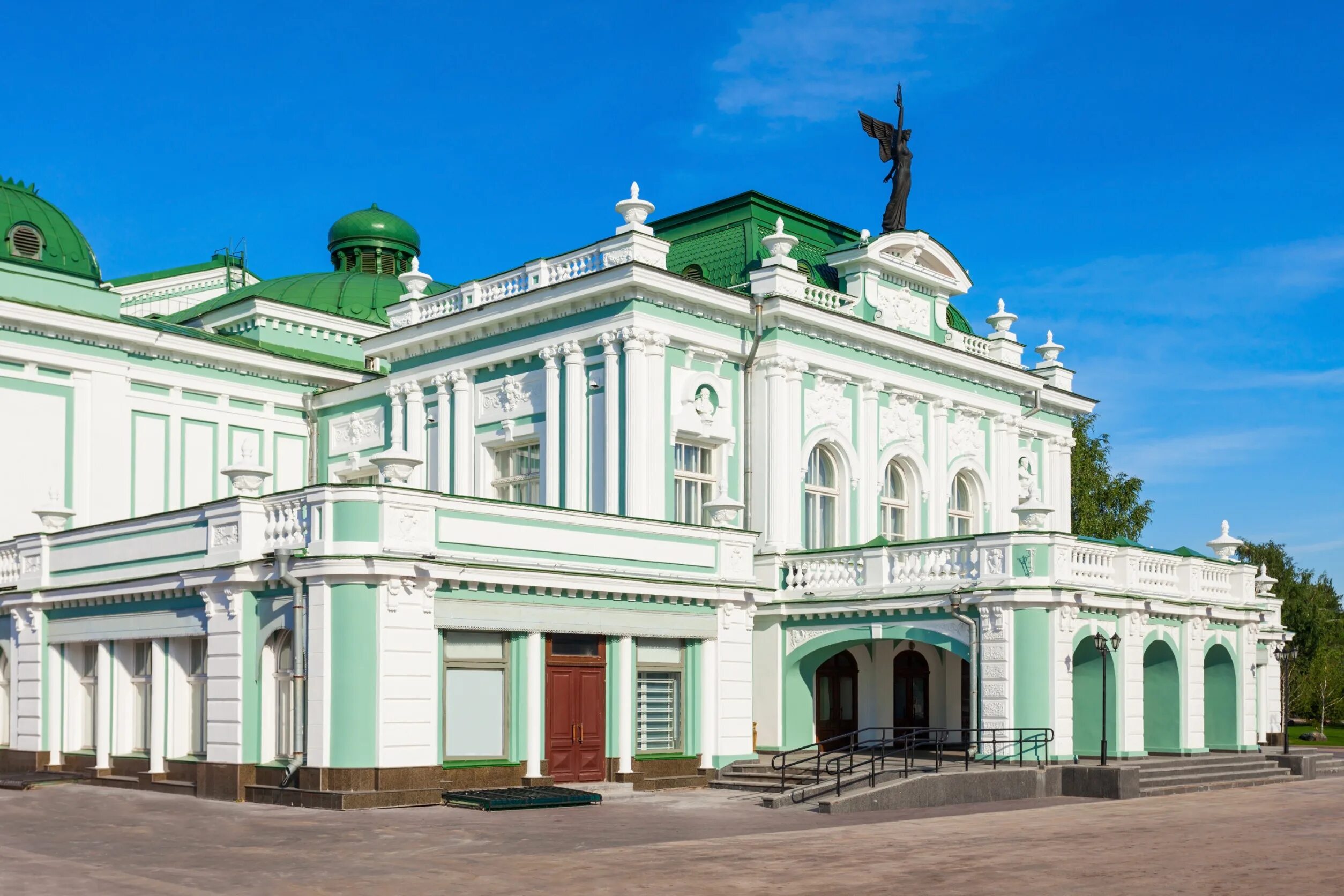 Омск театр драмы вектор. Драмтеатр омск вертикально. Ленина 8а омск театр. Омский театр драмы бюст толстого. Ленина 8а омск театр.