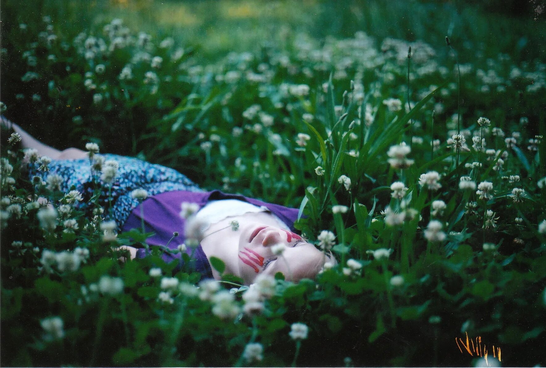 Женщина в Красном на траве. Красная и синяя девочки в траве. Лежат на траве девочка синие волосы.