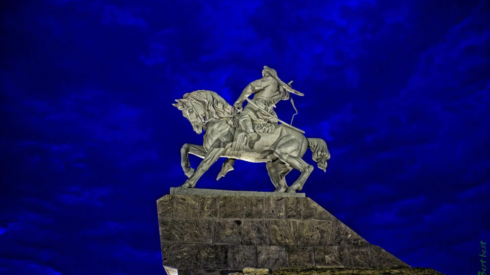 Салават юлаев памятник. Салават юлаев статуя в уфе. памятник салавату юлаеву конь. памятник салавату юлаеву в уфе ночью. салават юлаев герой памятник.