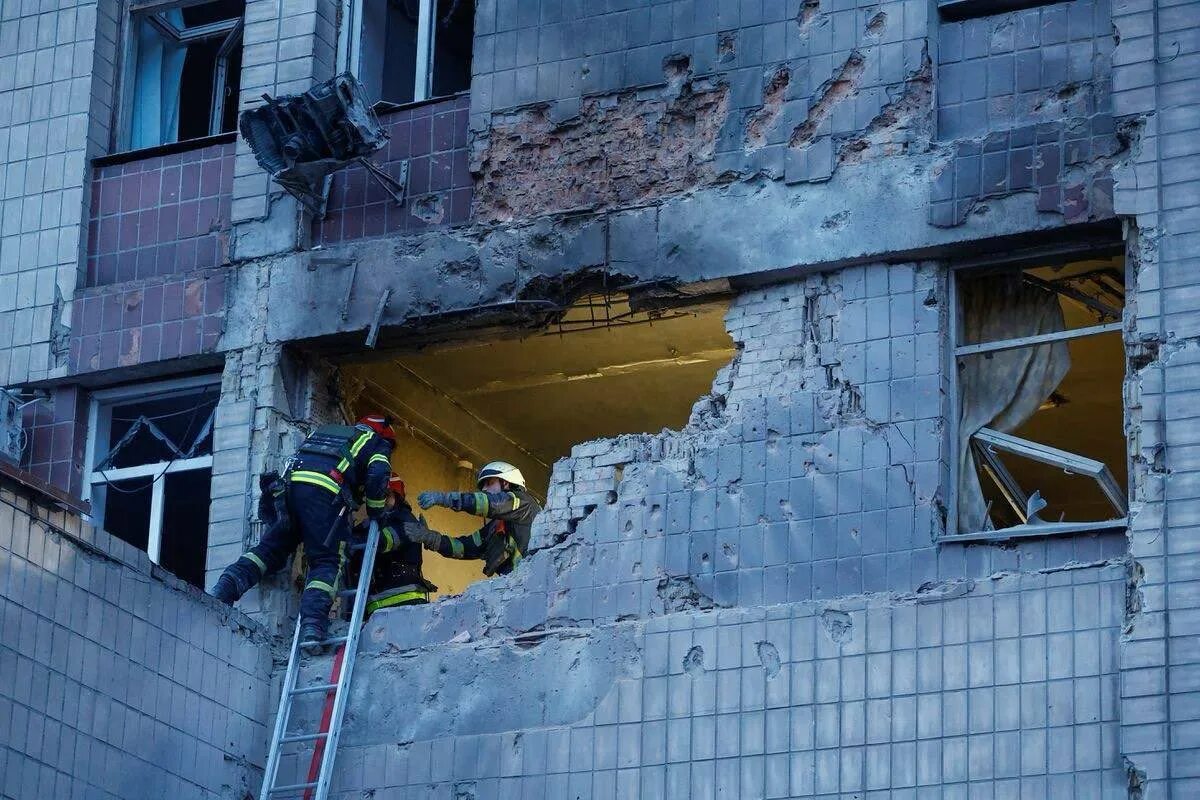 Нападение дронов сегодня. Взрыв бытового газа в жилом доме. Крушение дома. Спасатели разрушенный дом. Дом.