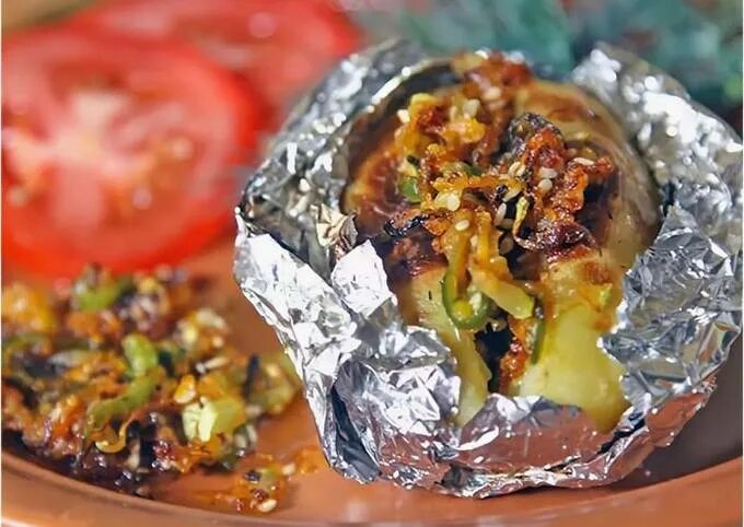 Картошка запеченная в фольге с начинкой. Картошечка в фольге с начинкой. Запеченный картофель в фольге с начинкой. Картошка в фольге с начинкой. Картошка в фольге с начинкой.