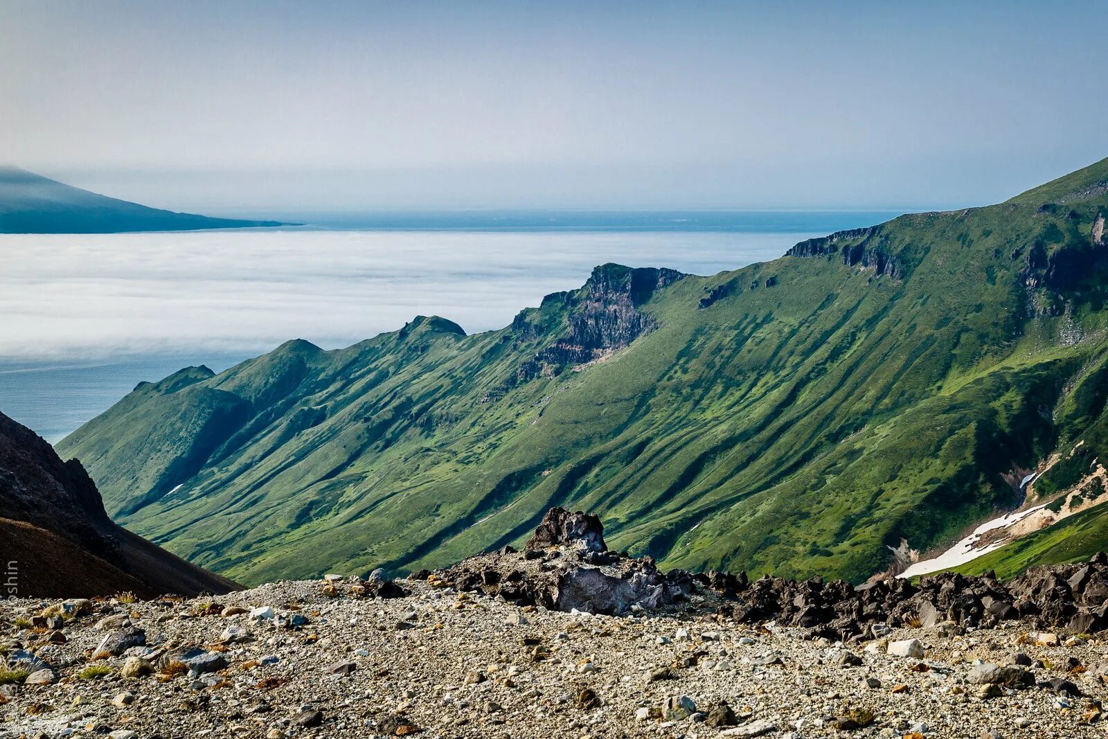 Почему курилы. Остров Парамушир Курильские острова. Остров Парамушир курильская гряда.. Уруп Итуруп Шикотан. Маяк на острове Парамушир.