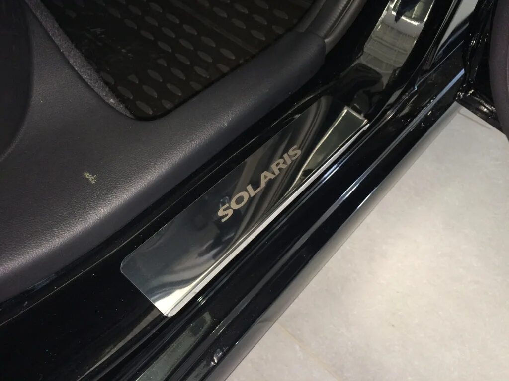 Накладки на пороги solaris 2. Пороги для hyundai solaris. Накладки на пороги солярис 1. Накладки на пороги солярис 2015. Накладки на пороги хендай солярис.