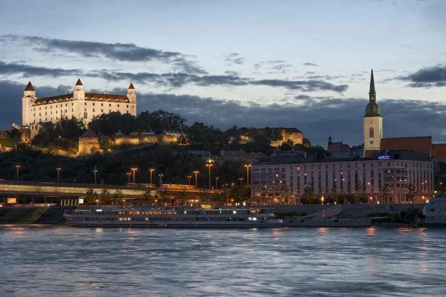Дунай в братиславе. Дунай братислава. дворец примаса братислава. река дунай братислава. дунай в братиславе фото.