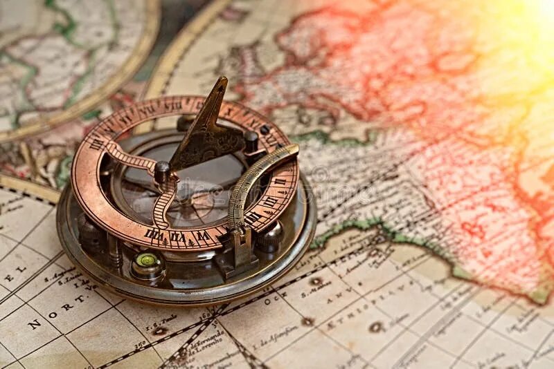 Навигационный компас комиссия. Компас на карте. Навигация компас. Рисунки со старинной картой и компасом.